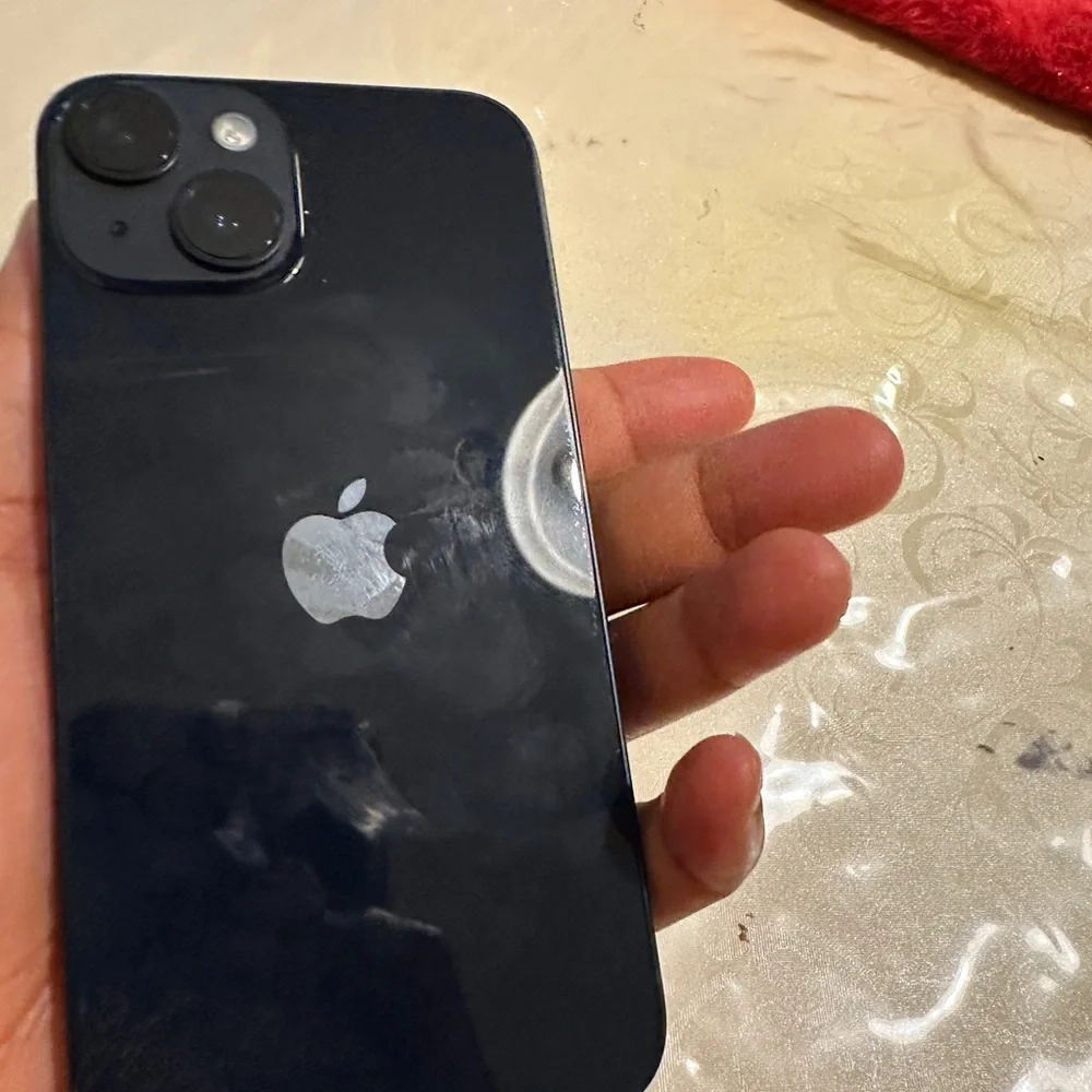 Black Smartphone with Sleek Design iPhone 14 256gb midnight bh 100%